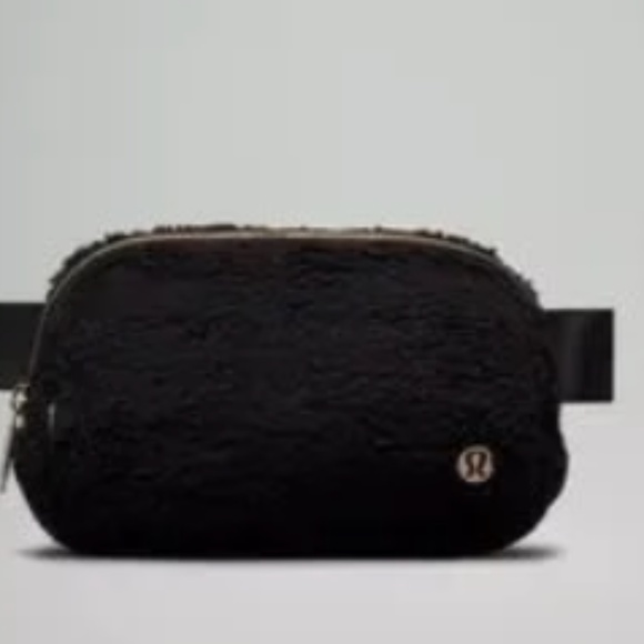 Lululemon Belt Bag in Black Sherpa - Picture 1 of 5